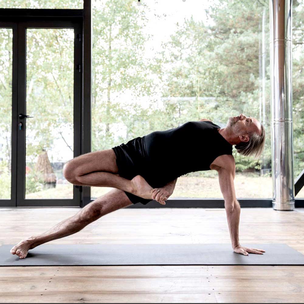 Adam Ramotowski - Dyplomowany nauczyciel w nauczaniu jogi według przekazu B.K.S. Iyengara.