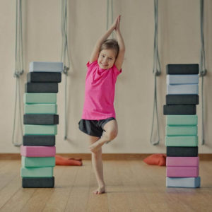 Dziecko ćwiczy jogę