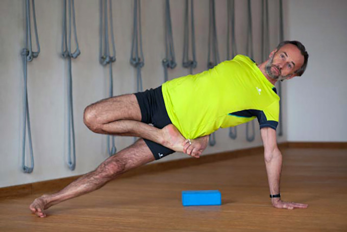Adam Ramotowski instruktor jogi ćwiczy jogę