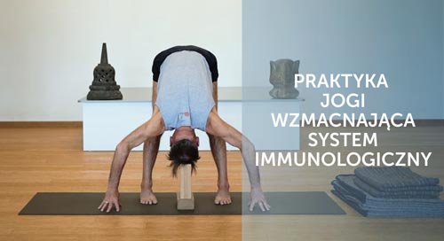 Adam Ramotowski ćwiczy pozycje jogi na odporność