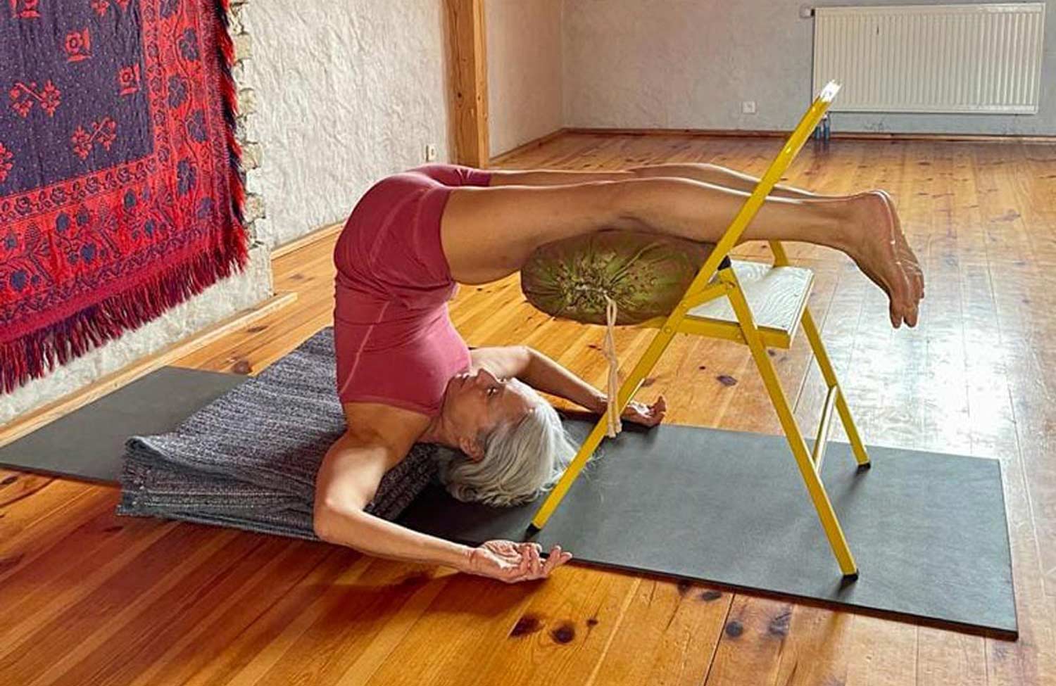 „W poszukiwaniu równowagi” – pogłębiona praktyka jogi w Zagrodzie Kuwasy nad Biebrzą, Joanna Jedynak w asanie