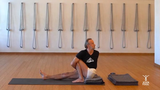 Instruktor jogi Adam Ramotowski ćwiczy skręty