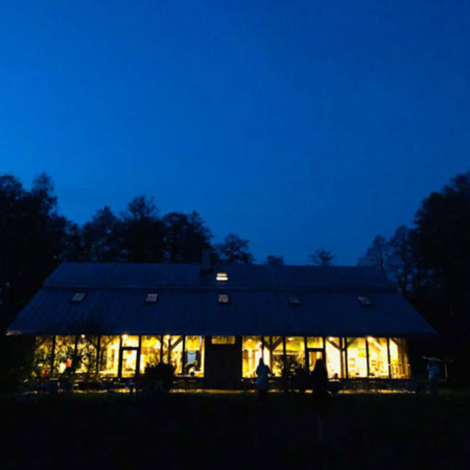 Jadalnia w Ojrzanowie, nowy dom nocą