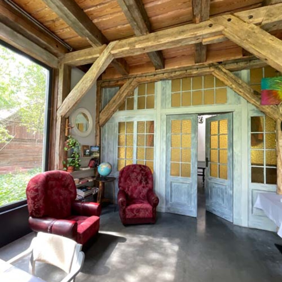 Nowy domu i jadalnia w Zagrodzie Ojrzanów