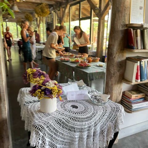 Jadalnia i posiłki w Zagrodzie Ojrzanów