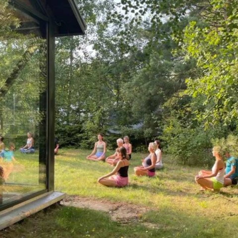 joga-ojrzanow-sala-lipiec-nma-zewnatrz