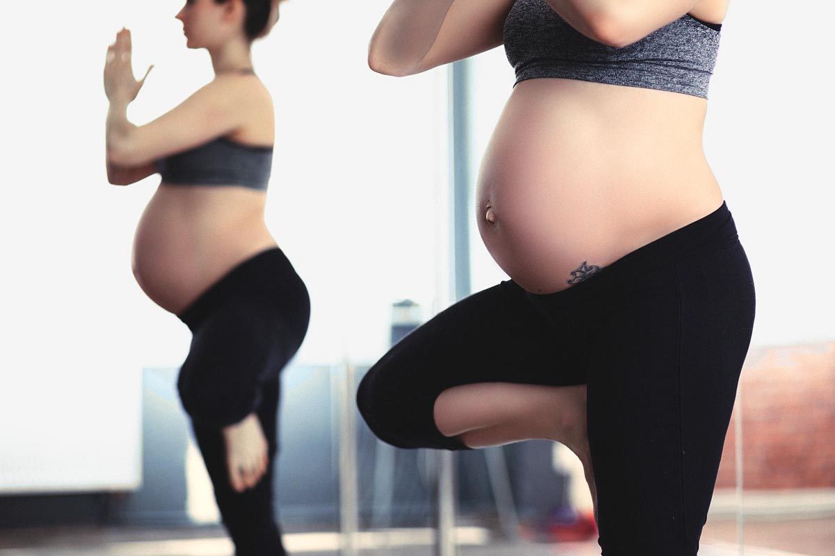 Kobieta w ciąży uprawia jogę