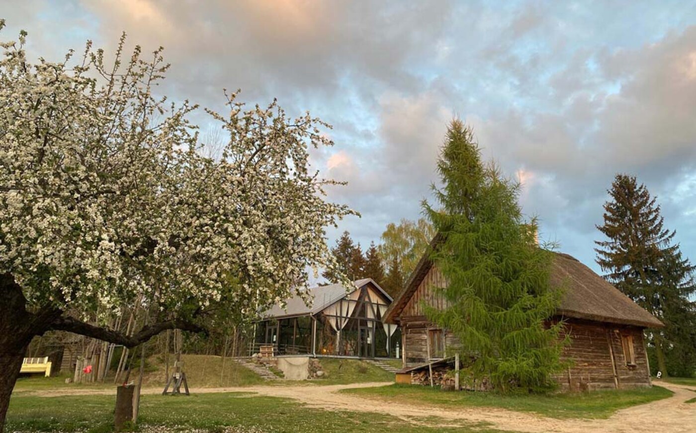 Wiosna w Zagrodzie Ojrzanów, widok na przeszkloną salę do jogi