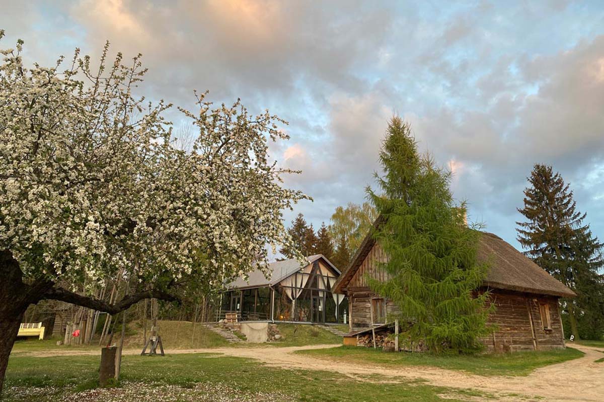 Wiosna w Zagrodzie Ojrzanów, widok na przeszkloną salę do jogi