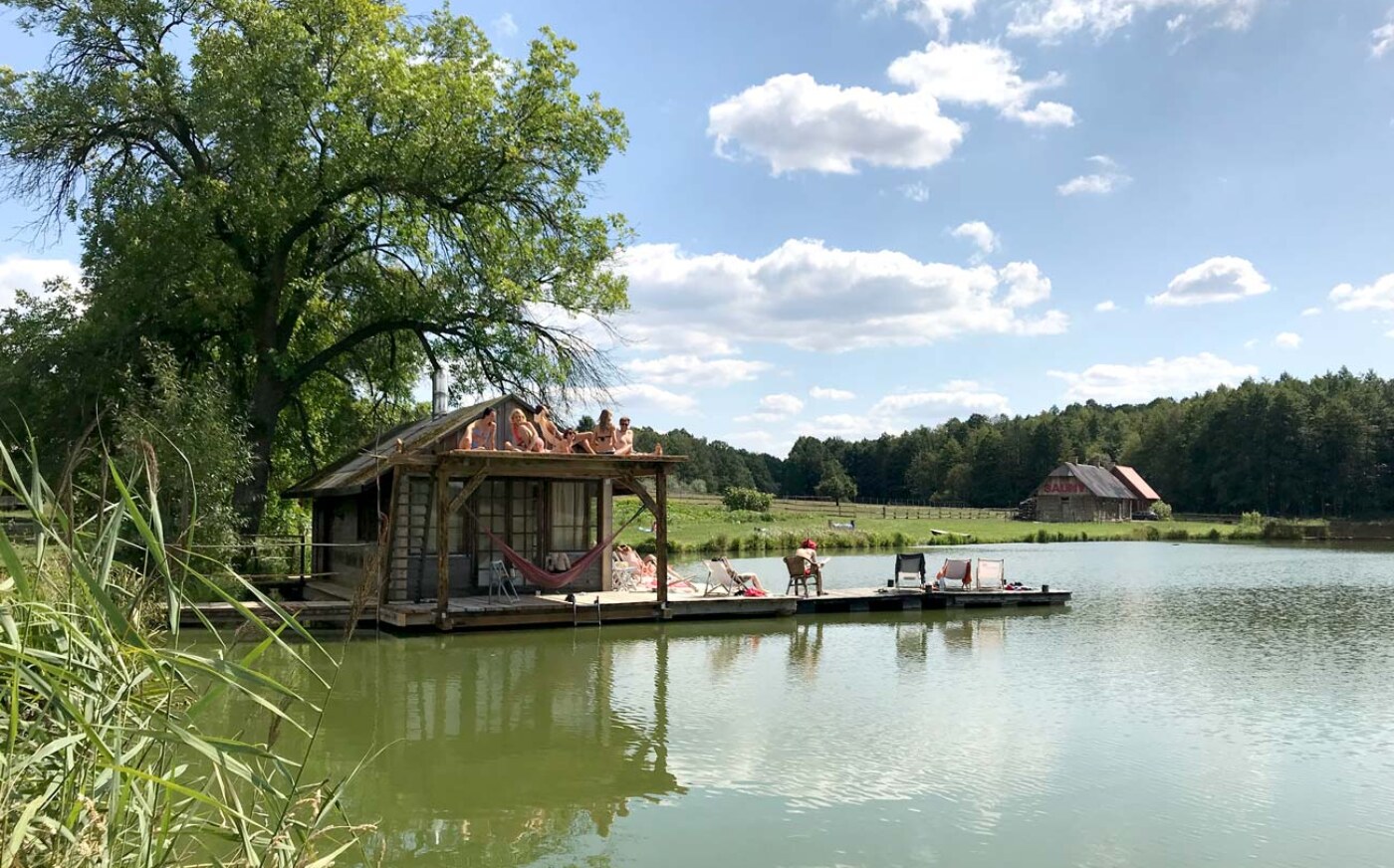 Letni wyjazd z jogą do Zagrody Ojrzanów, czas wolny, opalanie się na pomoście nad stawem