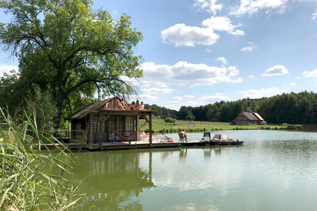 Letni wyjazd z jogą do Zagrody Ojrzanów, czas wolny, opalanie się na pomoście nad stawem