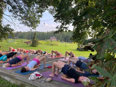 Wakacje z jogą w Zagrodzie Ojrzanów, praktyka na świeżym powietrzu