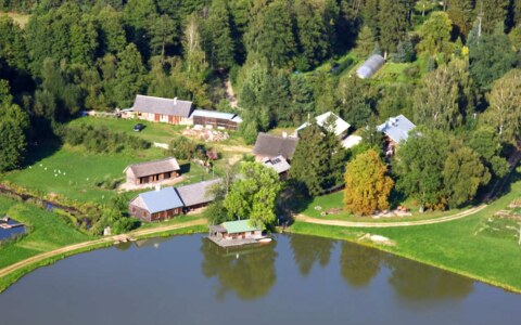 Zagroda Ojrzanów, widok z lotu ptaka latem