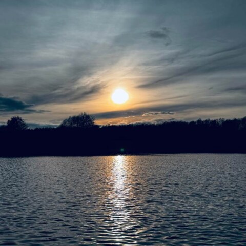 Zachód słońca nad stawem w Ojrzanowie