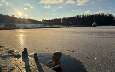 Kąpiel w stawie zimą, zimowy weekend z jogą w Ojrzanowie