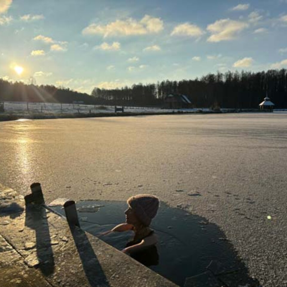 Kąpiel w stawie zimą, zimowy weekend z jogą w Ojrzanowie