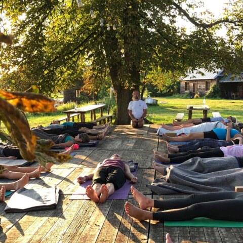 letnie warsztaty jogi w Zagrodzie Ojrzanów, relaks na pomoście