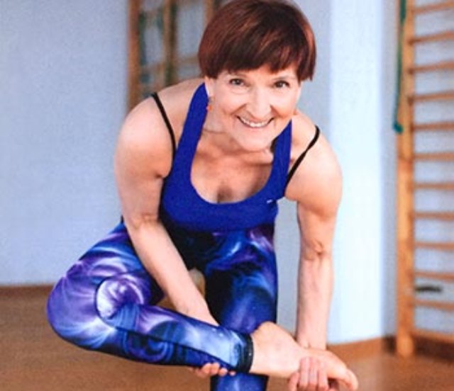 Joga dla seniorów, Jolanta Pankowska instruktorka jogi w akademii Joga Foksal