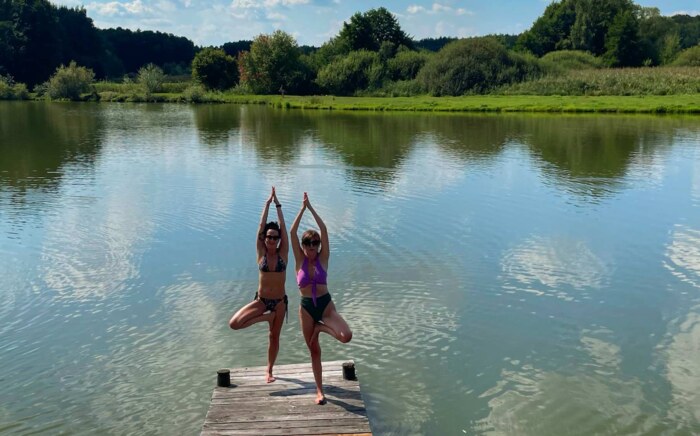 Wyjazd z jogą, tygodniowe warsztaty z Joga Foksal w Zagrodzie Ojrzanów niedaleko Warszawy
