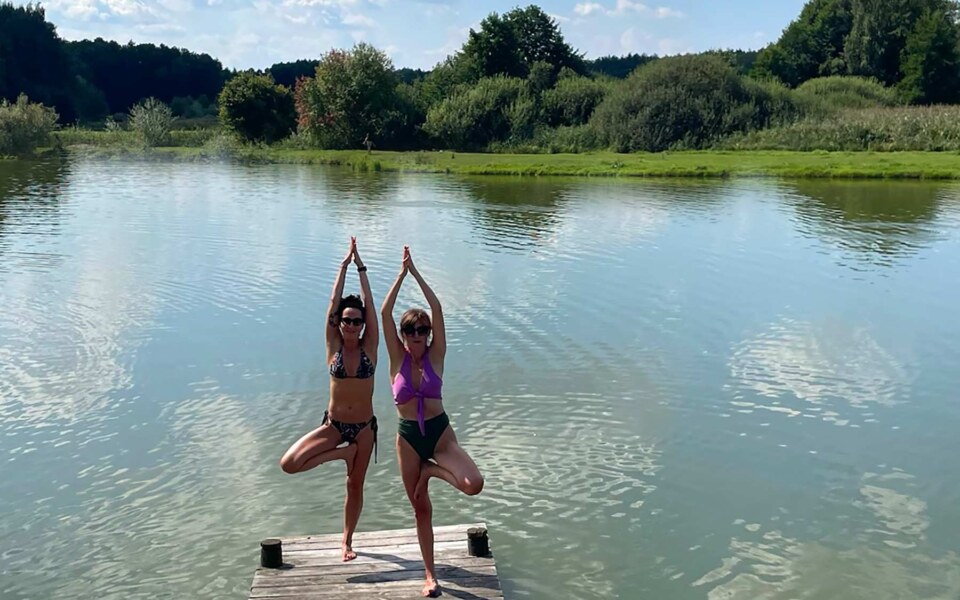 Wyjazd z jogą, tygodniowe warsztaty z Joga Foksal w Zagrodzie Ojrzanów niedaleko Warszawy