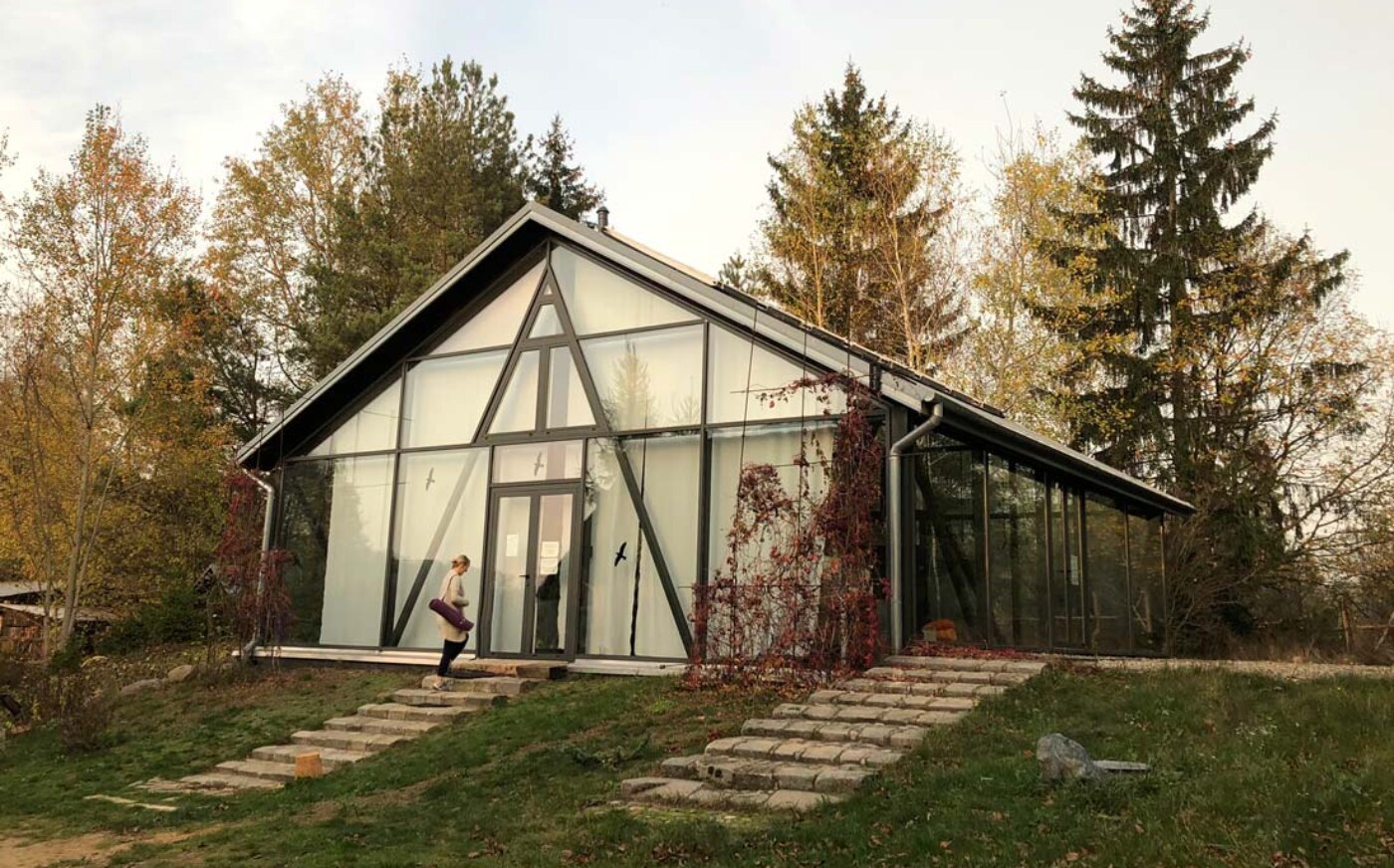 Jesienny weekend z jogą w Zagroda Ojrzaów pod Warszawą, przeszklona sala do jogi