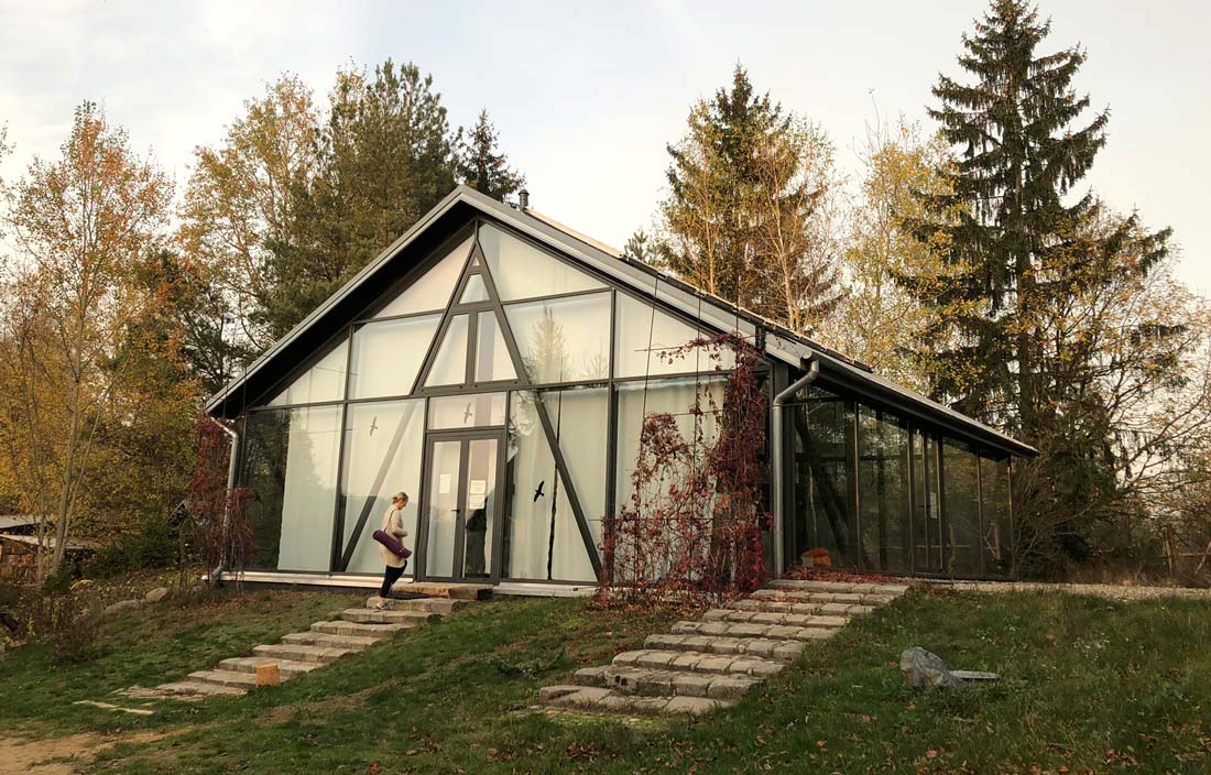 Jesienny weekend z jogą w Zagroda Ojrzaów pod Warszawą, przeszklona sala do jogi