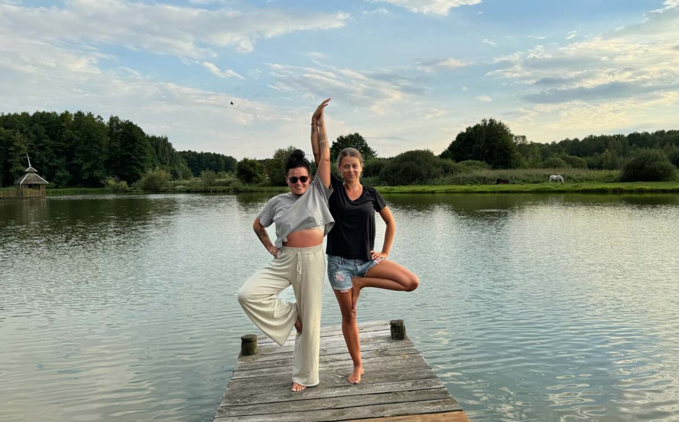 Weekend z jogą w Ojrzanowie, asany na pomoście nad stawem