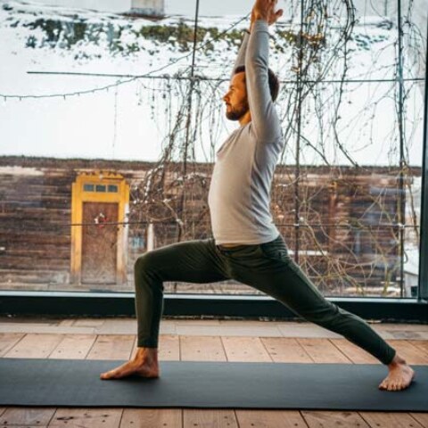 Zimowy warsztat jogi w Zagrodzie Ojrzanów, zajęcia przeszklonej sali do jogi