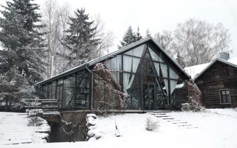 przeszklona sala do jogi w Zagrodzie Ojrzanów zimą