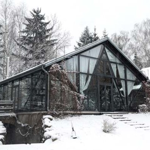 przeszklona sala do jogi w Zagrodzie Ojrzanów zimą