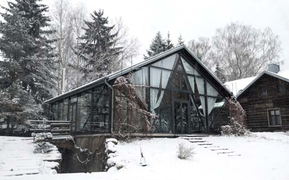 przeszklona sala do jogi w Zagrodzie Ojrzanów zimą